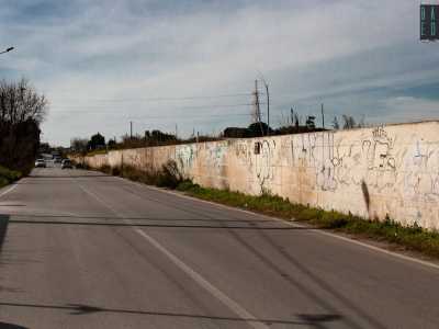 Imboccata la predetta strada (che affianca i binari delle Ferrovie Appulo Lucane) e superata l�Arena Ai Riciclotteri...